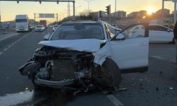 MİNİBÜS İLE CİP ÇARPIŞTI: 2 YARALI