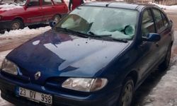 DÜŞEN BUZ PARÇASI ARACIN CAMINI KIRDI