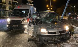 TRAFİK KAZASI: 1'İ AĞIR 4 YARALI