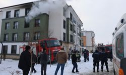 APARTMAN DAİRESİNDE YANGIN: 11 KİŞİ DUMANDAN ETKİLENDİ