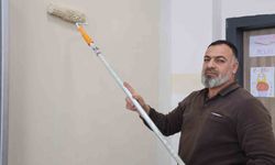 ŞEHİT OĞLUNUN ADINI TAŞIYAN OKULU KENDİ ELLERİYLE YENİLİYOR