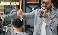 BİR ELİNDE MAKAS DİĞER ELİNDE MİKROFON