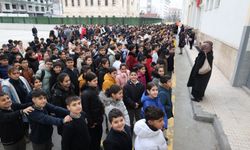 DEPREMDE HAYATINI KAYBEDENLER OKULLARDA ANILDI