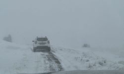 KAR YAĞIŞINDA MAHSUR KALAN ARAÇ KURTARILDI