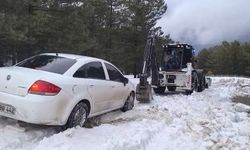 KARDA MAHSUR KALAN OTOMOBİL KURTARILDI