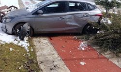 OTOMOBİL KALDIRIMA ÇIKTI: 1 YARALI