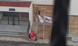 ELAZIĞ'DA İKİ KÜÇÜK KALPTEN TÜRK BAYRAĞINA BÜYÜK VEFA