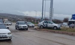 İKİ OTOMOBİL ÇARPIŞTI: 3 YARALI