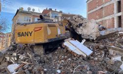 AĞIR HASARLI BİNANIN ENKAZI İŞ MAKİNASININ ÜSTÜNE YIKILDI