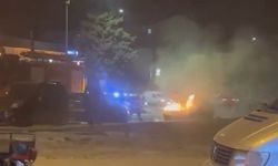 ALEV ALAN ARACI İTFAİYE EKİPLERİ SÖNDÜRDÜ