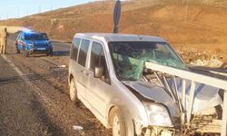 ARAÇ BARİYERLERE OK GİBİ SAPLANDI: 2 YARALI