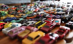 ELAZIĞ'LI ÖĞRETMEN 16 YILDA BİN 500 MODEL ARABA TOPLADI