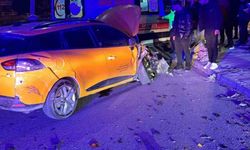 HAFİF TİCARİ ARAÇLA TAKSİ ÇARPIŞTI: 4 YARALI