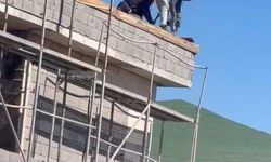 İŞÇİLERİN ÇATIDA TEHLİKELİ ÇALIŞMASI