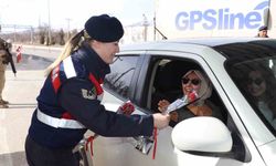 JANDARMA KADINLARA KARANFİL VERDİ