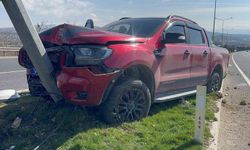 KAMYONET DİREĞE ÇARPTI: 1 YARALI