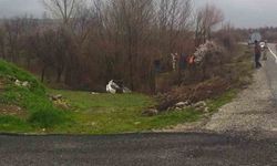 OTOMOBİL DEREYE UÇTU: 3 YARALI