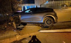 OTOMOBİL İSTİNAT DUVARINA ÇARPTI: 1 YARALI