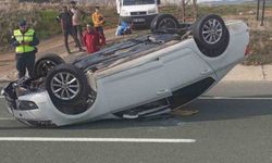 OTOMOBİL TERS DÖNDÜ: 2 YARALI