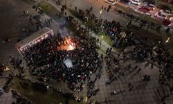 YÜZLERCE KİŞİ AYNI ANDA HALAY ÇEKTİ