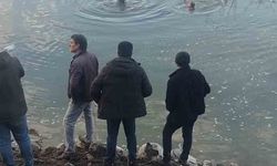 BARAJ GÖLÜNE UÇAN OTOMOBİLDEKİ SÜRÜCÜYÜ EKİPLER KURTARDI