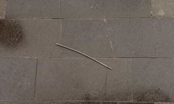 KAFASINA DEMİR ÇUBUK DÜŞEN ŞAHIS YARALANDI