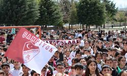 KAPTANA SARILMAK İÇİN GÖZYAŞI DÖKEN ÖĞRENCİYE ANLAMLI JEST