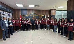 ÖĞRENCİLERE FORMALARINI HEDİYE ETTİ