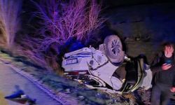 OTOMOBİL TAKLA ATTI: 2 YARALI