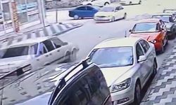 OTOMOBİLLERİN ÇARPIŞMA ANI KAMERAYA YANSIDI