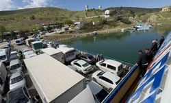 PERTEK FERİBOTUNDA KUYRUK ÇİLESİ