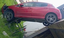 ŞARAMPOLE DÜŞEN ARAÇ DİK KALDI