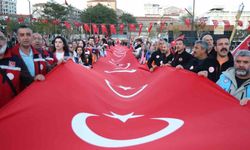100 METRELİK TÜRK BAYRAĞIYLA FENER ALAYI DÜZENLENDİ