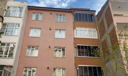 BEŞİNCİ KATTAN DÜŞEN GENÇ KIZ AĞIR YARALANDI