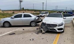 İKİ OTOMOBİL ÇARPIŞTI