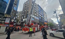 İŞ MERKEZİNİN ÇATISINDA YANGIN PANİĞİ