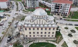 MİNARESİNE YILDIRIM DÜŞEN CAMİDE ENKAZ KALDIRMA ÇALIŞMALARI BAŞLADI