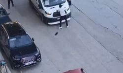 ÖNÜNÜ KESTİĞİ YOLCU MİNİBÜSÜNÜ YUMRUKLADI