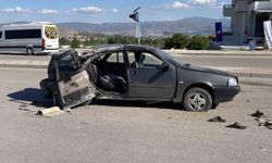 OTOMOBİL AYDINLATMA DİREĞİNE ÇARPTI... 1'İ AĞIR 3 YARALI