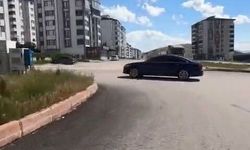 PLAKAYI KAPATTI VE TRAFİĞİ TEHLİKEYE ATTI