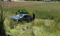 TARLAYA UÇAN OTOMOBİLDEKİ 3 KİŞİ YARALANDI