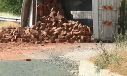 TUĞLA YÜKLÜ KAMYON DEVRİLDİ