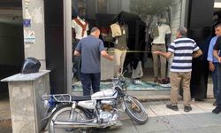 OTOMOBİLLE ÇARPIŞAN MOTOSİKLET MAĞAZAYA GİRDİ