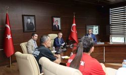 VALİ HATİPOĞLU ŞAMPİYONLARI TEBRİK ETTİ
