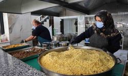 300 İHTİYAÇ SAHİBİNE HER GÜN SICAK YEMEK