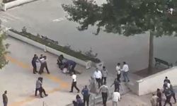 ADLİYE ÖNÜNDE TEKMELİ YUMRUKLU KAVGA