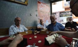 BU KAHVEHANEDE MASA YANCILARI AYRI MASADA OTURUYOR