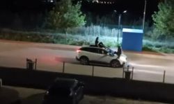 İKİ KADININ SEYİR HALİNDEKİ ARAÇ ÜSTÜNDE TEHLİKELİ YOLCULUĞU