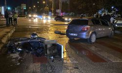 MOTOSİKLETLE ÇARPIŞAN OTOMOBİL DİREĞİ YIKTI