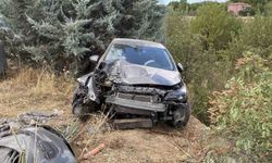 OTOMOBİL AĞACA ÇARPTI: 4 YARALI